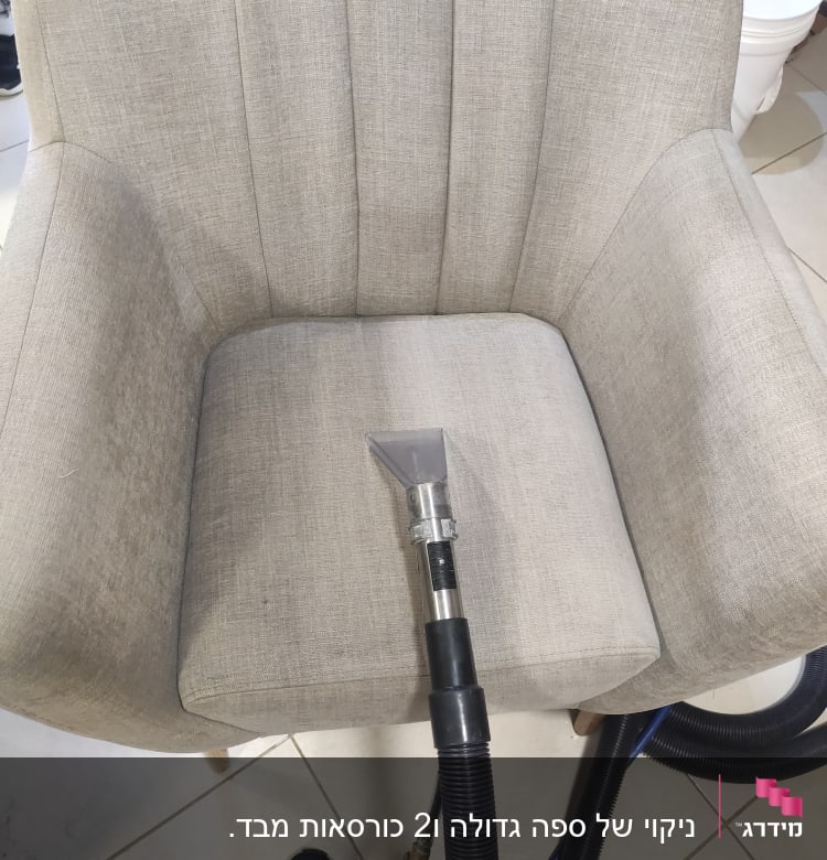 ניקוי של ספה גדולה ו2 כורסאות מבד.